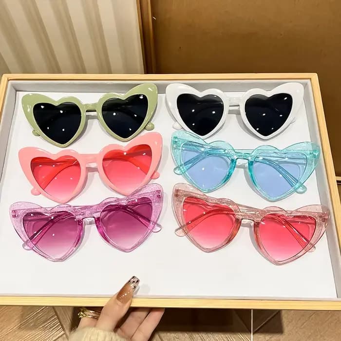 Lunettes de soleil pour femmes en forme de cœur rose