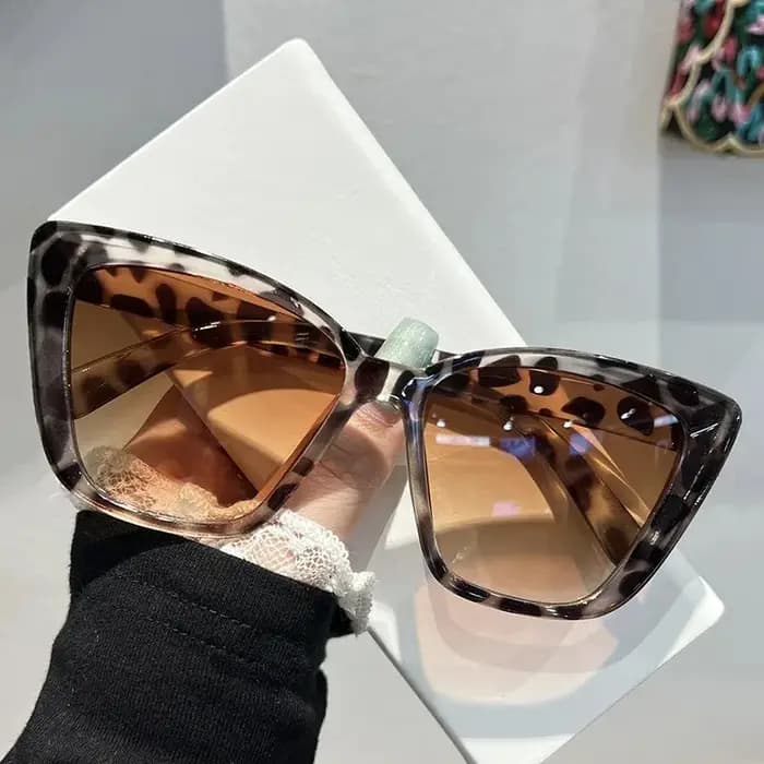 Lunettes de soleil œil de chat tendance pour femmes, lunettes de soleil carrées rétro, nouvelle protection UV400, lunettes de soleil tendance pour l'été