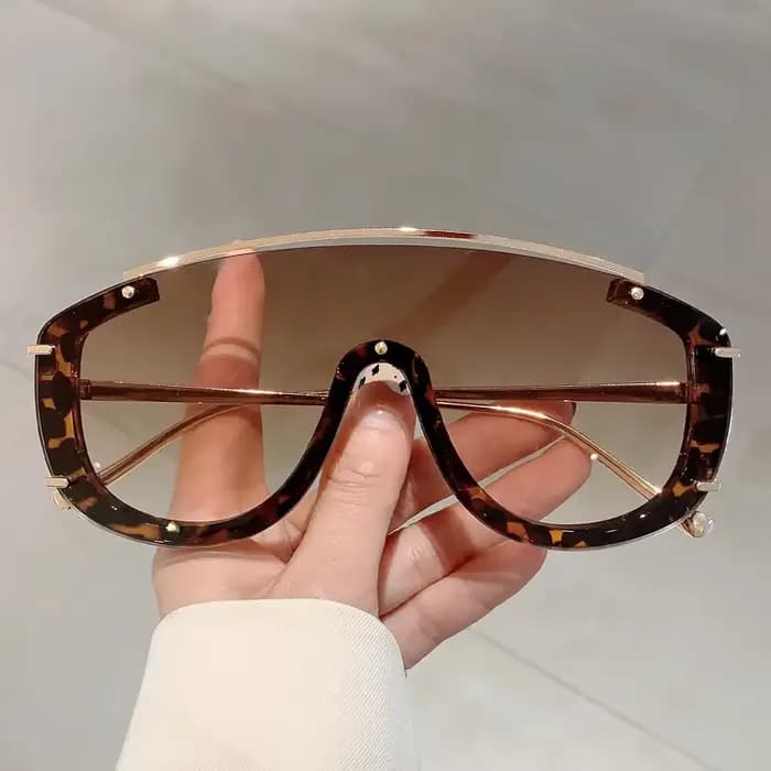 Lunettes de soleil tendance léopard pour femme