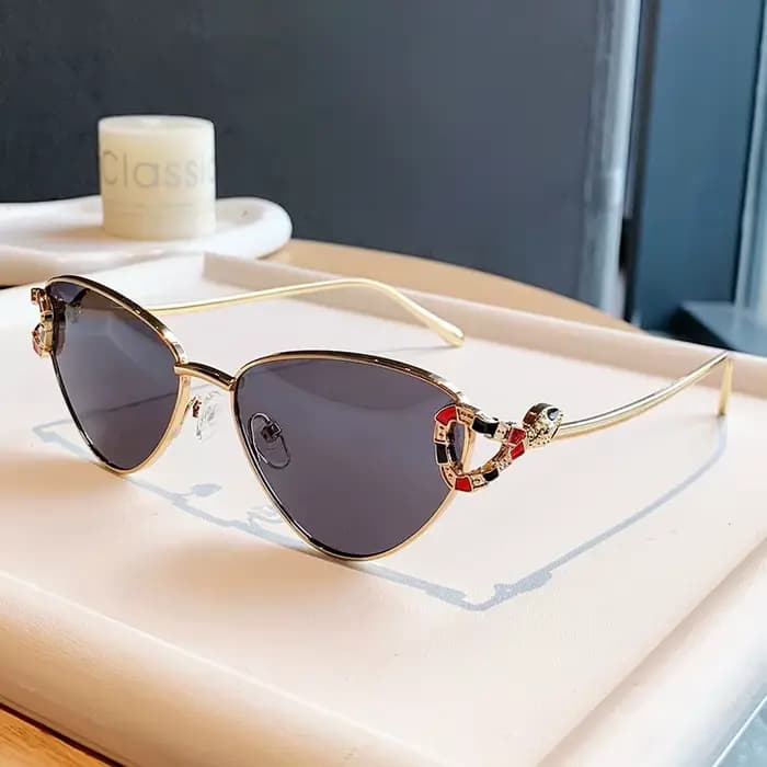 Lunettes de soleil œil de chat dorées tendance 2026 avec ornement tête de serpent, verres dégradés,